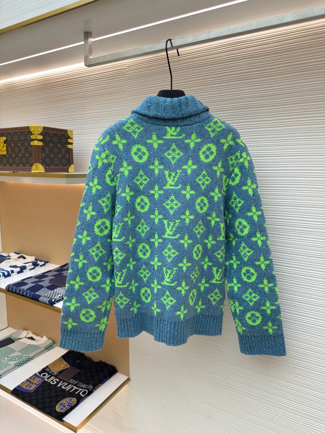 LOUIS VUITTON green yarn woolen jacket ●Authentic product: Purchased and developed for 12900 ●Item number: 1680367-C65 ●Fabric: wool fabric ●Technology: woolen making ●Version: loose fit ●Weight: about 850 grams ●Size: XS-S-M-L ●Description: This colored yarn is not in stock in the market. In order to restore the 1:1 effect of the original version, we use 100% wool to make a 1:1 color customization based on the original version. Customize the count of the original version + customize the color points on the original color yarn + customize the color of the original color yarn. The customization and coloring of the yarn alone takes 3 months. The dyeing cycle of the color yarn is long and time-consuming. The coloring and color testing is repeated more than 5 times before the final effect is determined; the loom adopts the latest 2022C The ixing 5-needle ultra-fine machine uses a 1:1 parallel knitting method based on the original version. Each piece takes 210 minutes. It is not like those ordinary computerized flat knitting machines. In order to rush the goods, the speed is turned to the limit. The stitches of the knitted pieces are of different sizes, with lettering and patterns. For our entire garment, the texture of the pieces is cleaned, without lettering, and there will be no patterning on the pieces, which greatly ensures the texture and clear texture of the pieces. The overall wiring is straight and delicate, the fabric is comfortable and soft, and the color is consistent without color difference. It can be matched with the same style to create a fashionable look and control various occasions. Customized accessories, complete with three standards, same style for men and women!